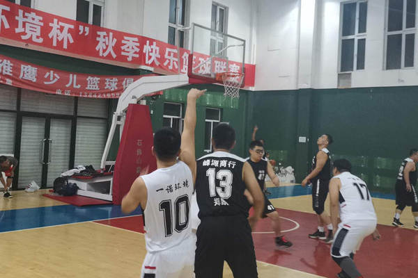 “一諾環(huán)境杯”秋季快樂籃球聯(lián)賽火熱激戰(zhàn)中 “一諾環(huán)境杯”秋季快樂籃球聯(lián)賽火熱激戰(zhàn)中