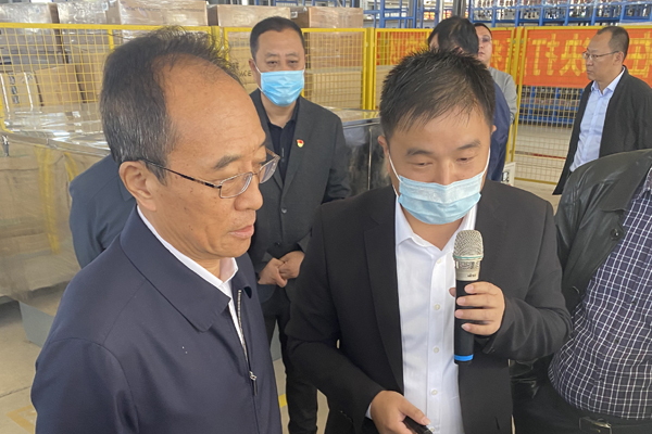 一諾環(huán)境總經(jīng)理騰勝平為各位領導講解我公司超濾膜產(chǎn)品 一諾環(huán)境總經(jīng)理騰勝平為各位領導講解我公司超濾膜產(chǎn)品